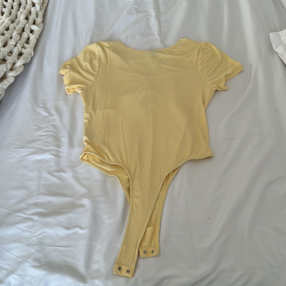 Yellow short sleeve body suit, front cut out - Picture 4 of 4